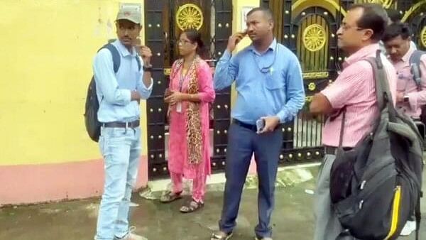 <div class="paragraphs"><p>CBI officials outside the residence of former principal of RG Kar Medical College Sandip Ghosh, in Kolkata, Sunday, Aug. 25, 2024. The CBI on Sunday launched a search operation at Ghosh’s residence in connection with alleged financial irregularities at the institute during his tenure, officials said.</p></div>