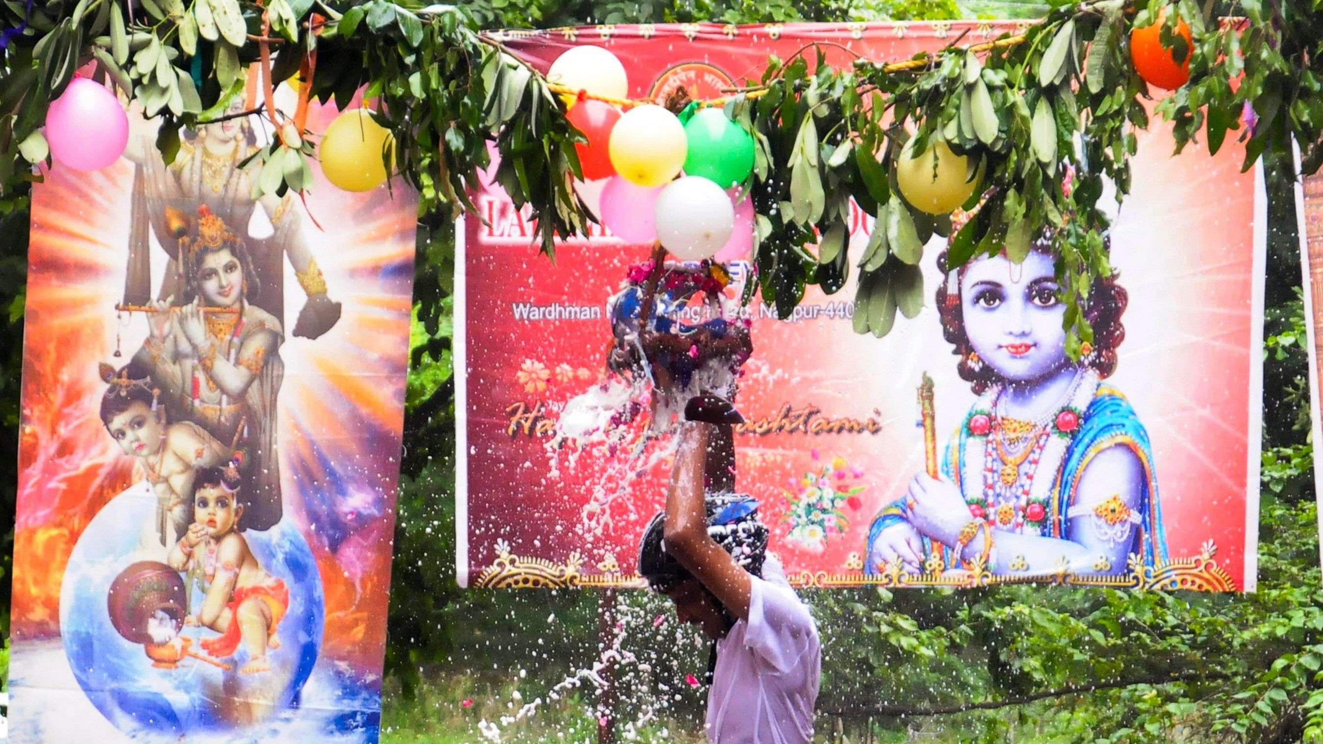 <div class="paragraphs"><p>School students break 'Dahi Handi' during 'Janmashtami' celebrations at a school, in Nagpur.</p></div>