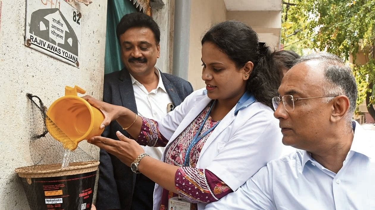 <div class="paragraphs"><p>A health department worker, along with&nbsp;Health Minister Dinesh Gundu Rao, set up an ovitrap in Gopalpura in Bengaluru on Monday.</p></div>