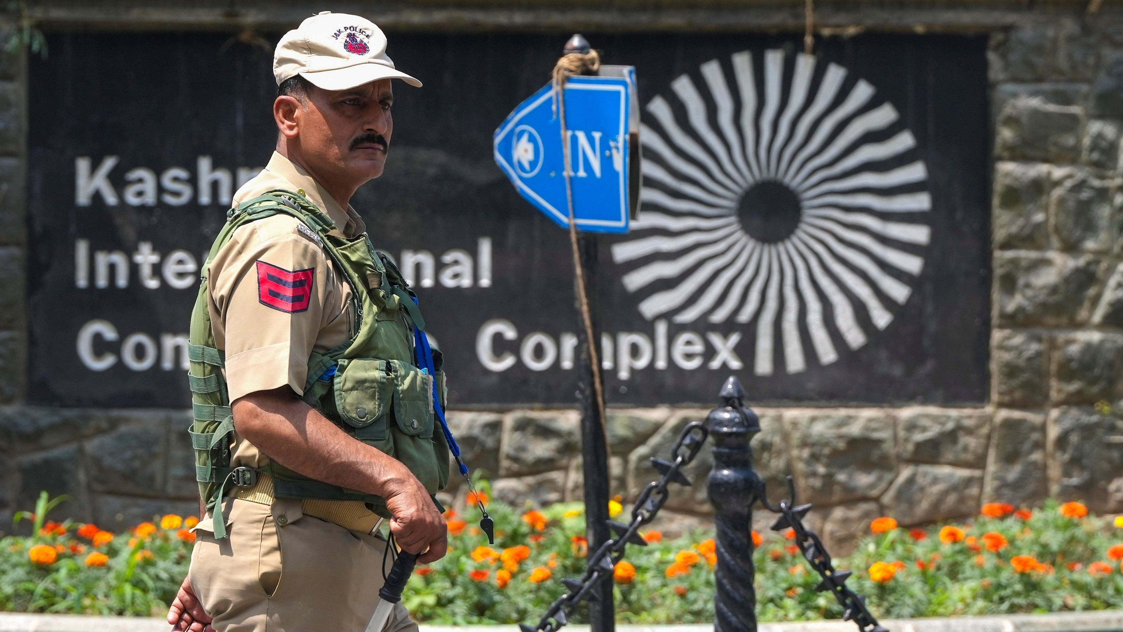 <div class="paragraphs"><p>A security personnel keeps vigil as a team of the Election Commission of India (ECI) visited Srinagar.</p></div>