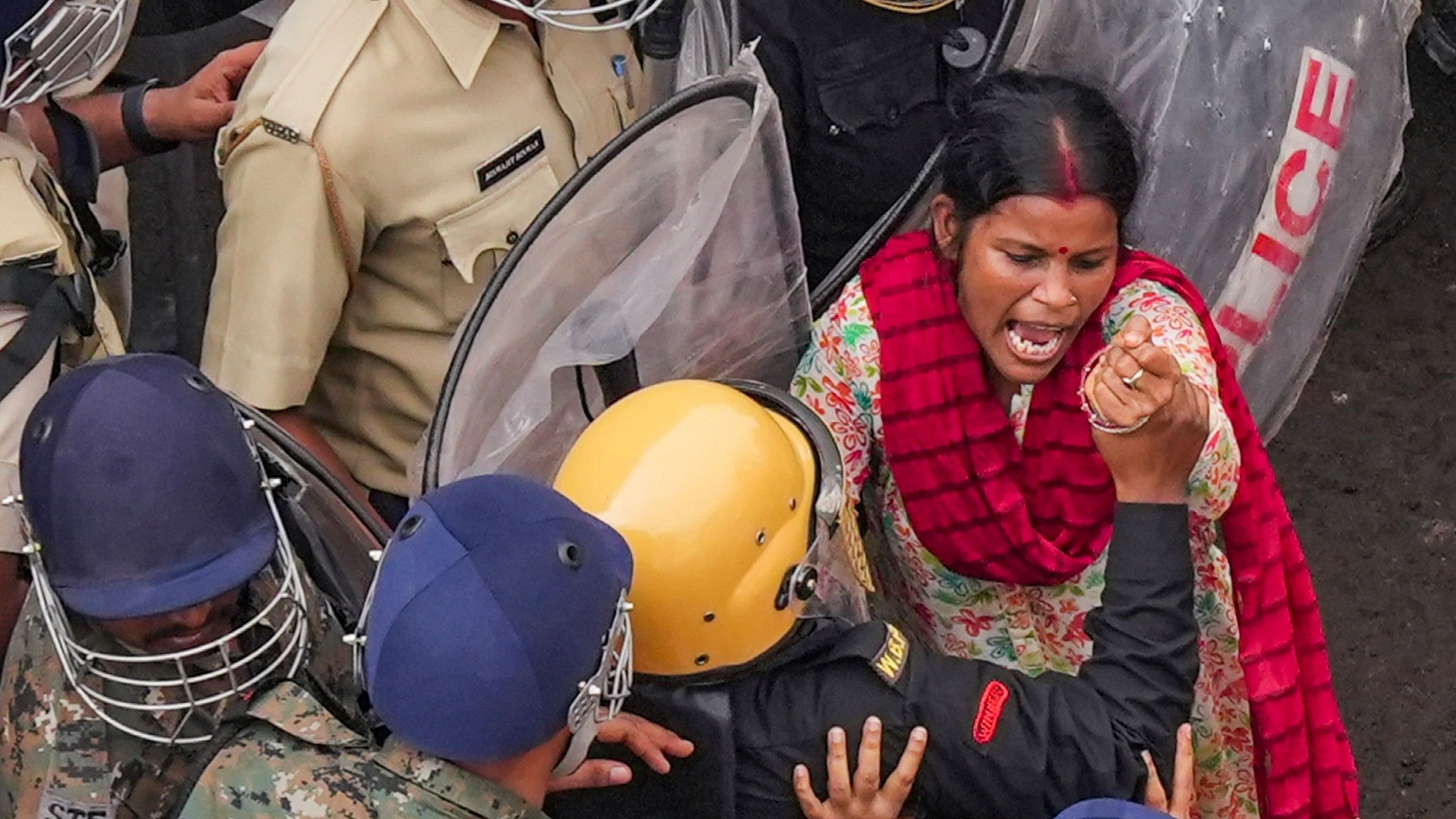 <div class="paragraphs"><p>Police personnel detain a Paschimbanga Chhatra Samaj activist during a protest march to Nabanna against the alleged rape and murder of a postgraduate trainee doctor, in Howrah.</p></div>