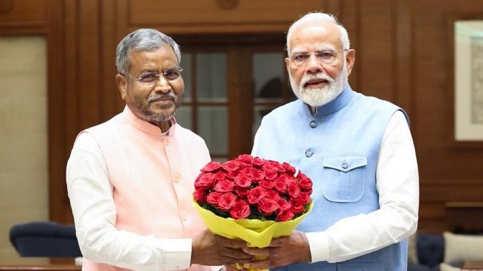 <div class="paragraphs"><p>Babulal Marandi with PM Modi.</p></div>