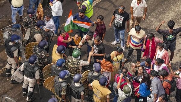 <div class="paragraphs"><p>Police personnel try to stop students who were marching from Howrah Maidan towards the state secretariat in protest against the RG Kar Medical College and Hospital incident.</p></div>