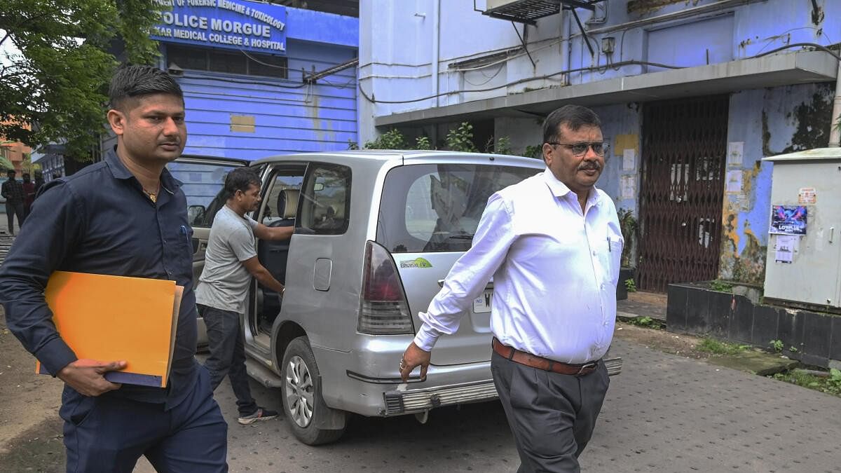 <div class="paragraphs"><p>CBI officials outside the R G Kar medical college and hospital.&nbsp;</p></div>