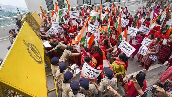 <div class="paragraphs"><p>Police try to stop Mahila Congress workers during a protest march in support of 'Nari Nyay Andolan', in Shimla, Tuesday, August 27, 2024. </p></div>