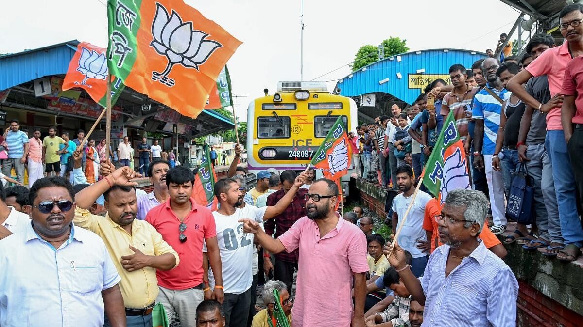 <div class="paragraphs"><p>BJP workers and supporters block railway tracks at Shantipur station during the party's 12-hour general strike in Bengal (Bengal Bandh) to protest the police action against participants of Tuesday's ‘Nabanna Abhijan’ rally, which was held against the Kolkata R G Kar incident, in Nadia.</p></div>