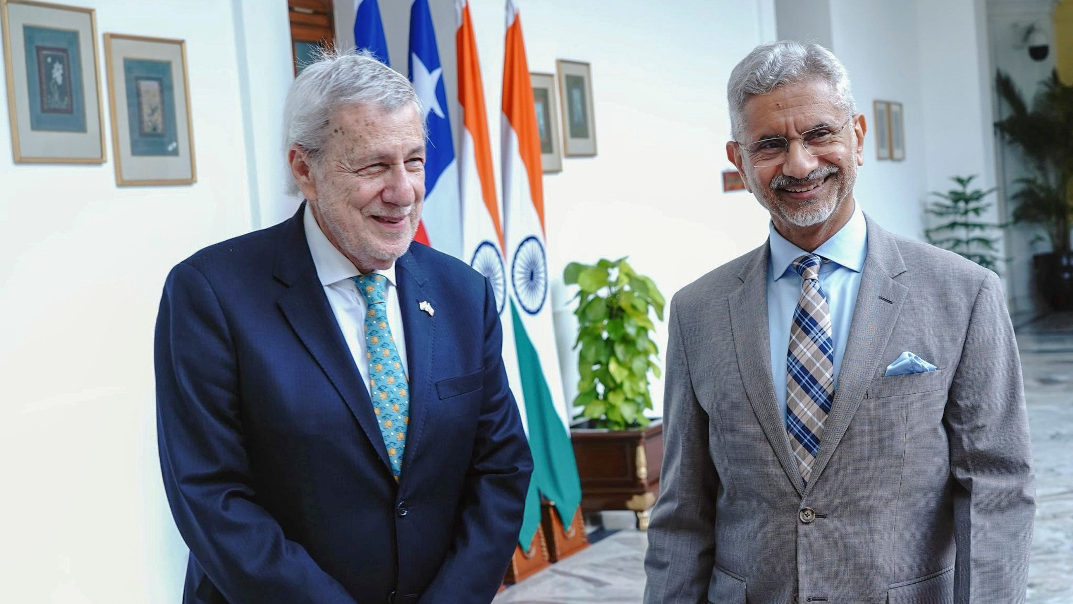 <div class="paragraphs"><p> External Affairs Minister S Jaishankar meets Chile Foreign Minister Alberto Van Klaveren, in New Delhi. </p></div>