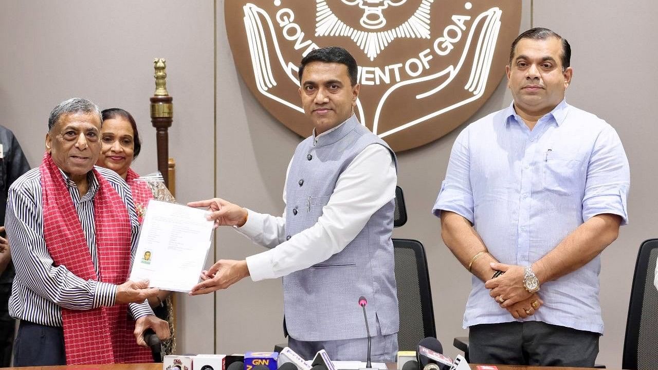 <div class="paragraphs"><p>Joseph Francis Pereira gets his&nbsp;citizenship certificate from&nbsp;Goa Chief Minister Pramod Sawant.<br></p></div>