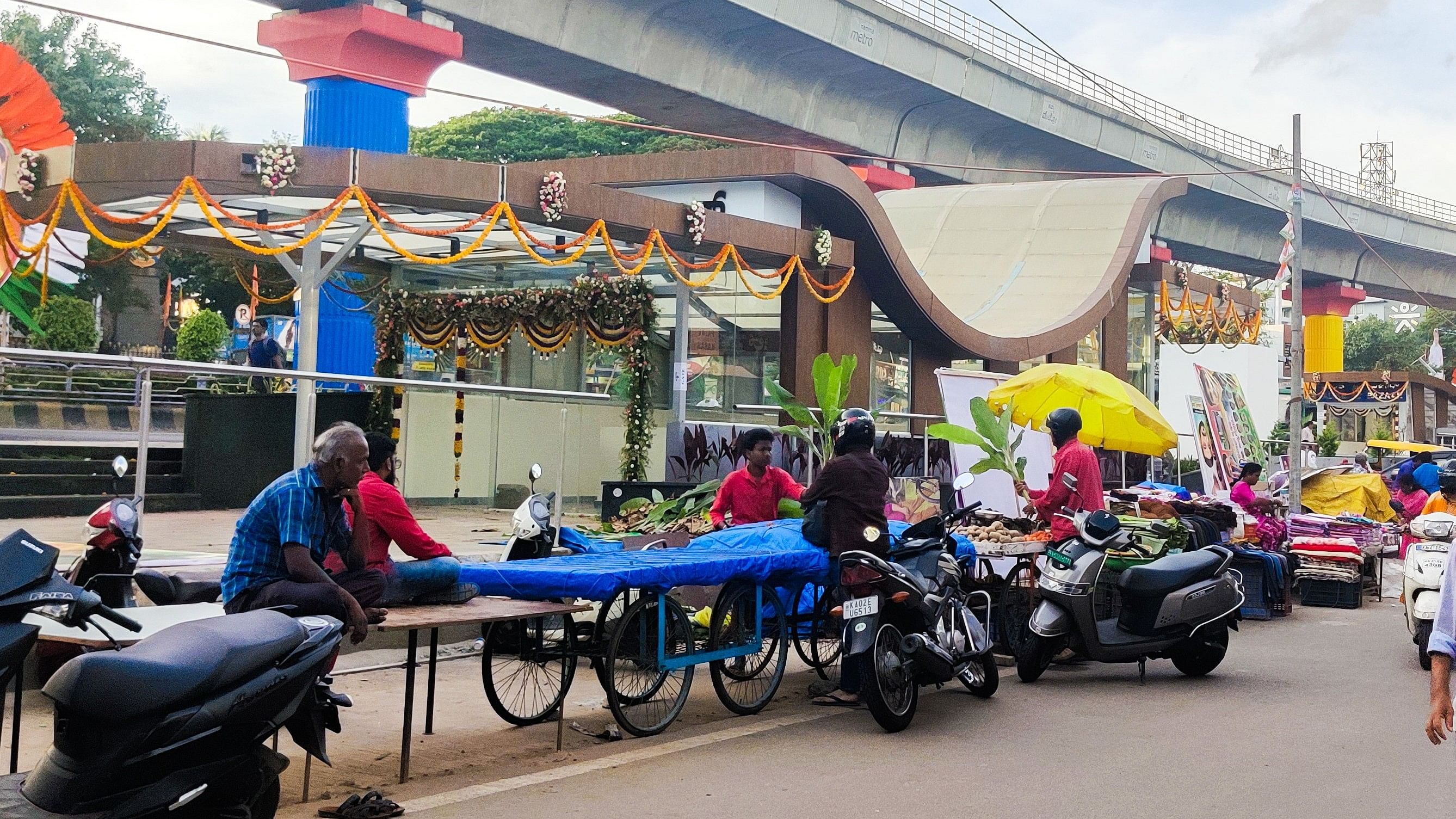 <div class="paragraphs"><p>Street vendors, who have been occupying a part of the service road adjacent to the Vijayanagar metro station for several years, pointed out that the underground market has space for only 79 stalls while there are about 150 vendors in the area.</p></div>