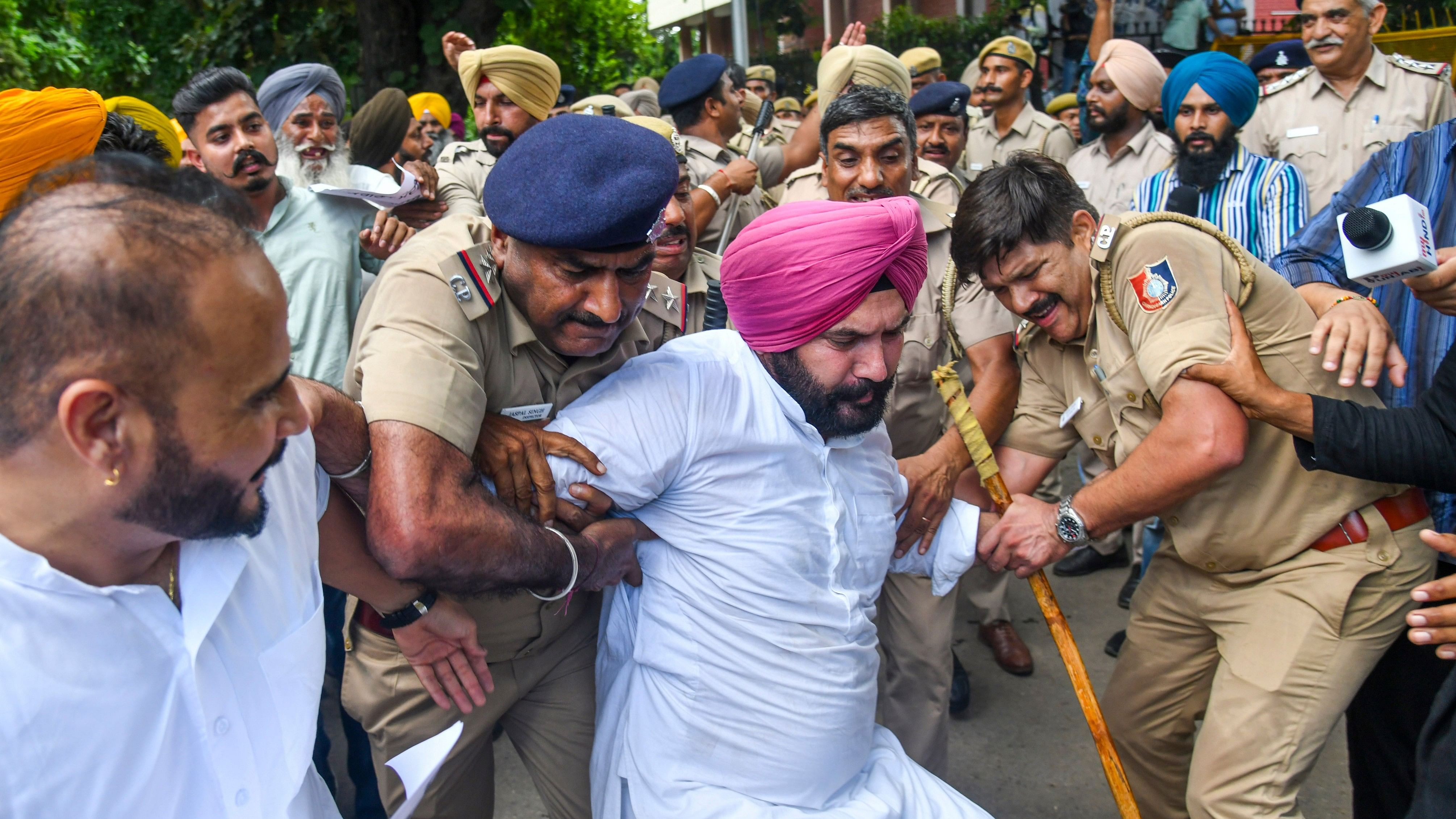 <div class="paragraphs"><p>Police detain AAP MLA and farmers wing in-charge Jagtar Singh Dayalpur and other AAP party workers during a protest against BJP MP Kangana Ranaut over her remarks on the farmers' protest, in Chandigarh, Wednesday, Aug. 28, 2024. </p></div>