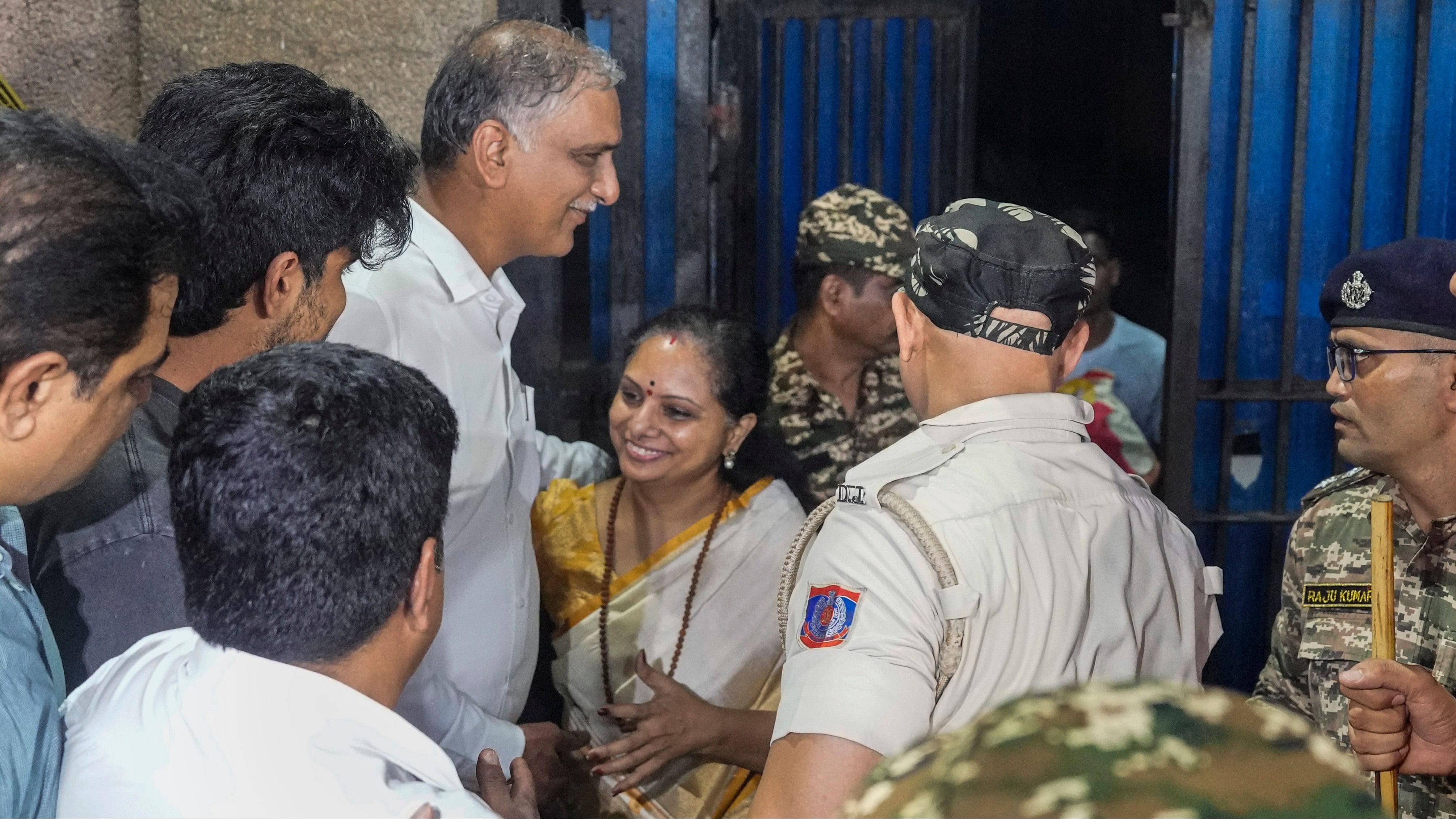 <div class="paragraphs"><p>BRS leader K Kavitha walks out of Tihar Jail after 5 months.</p></div>