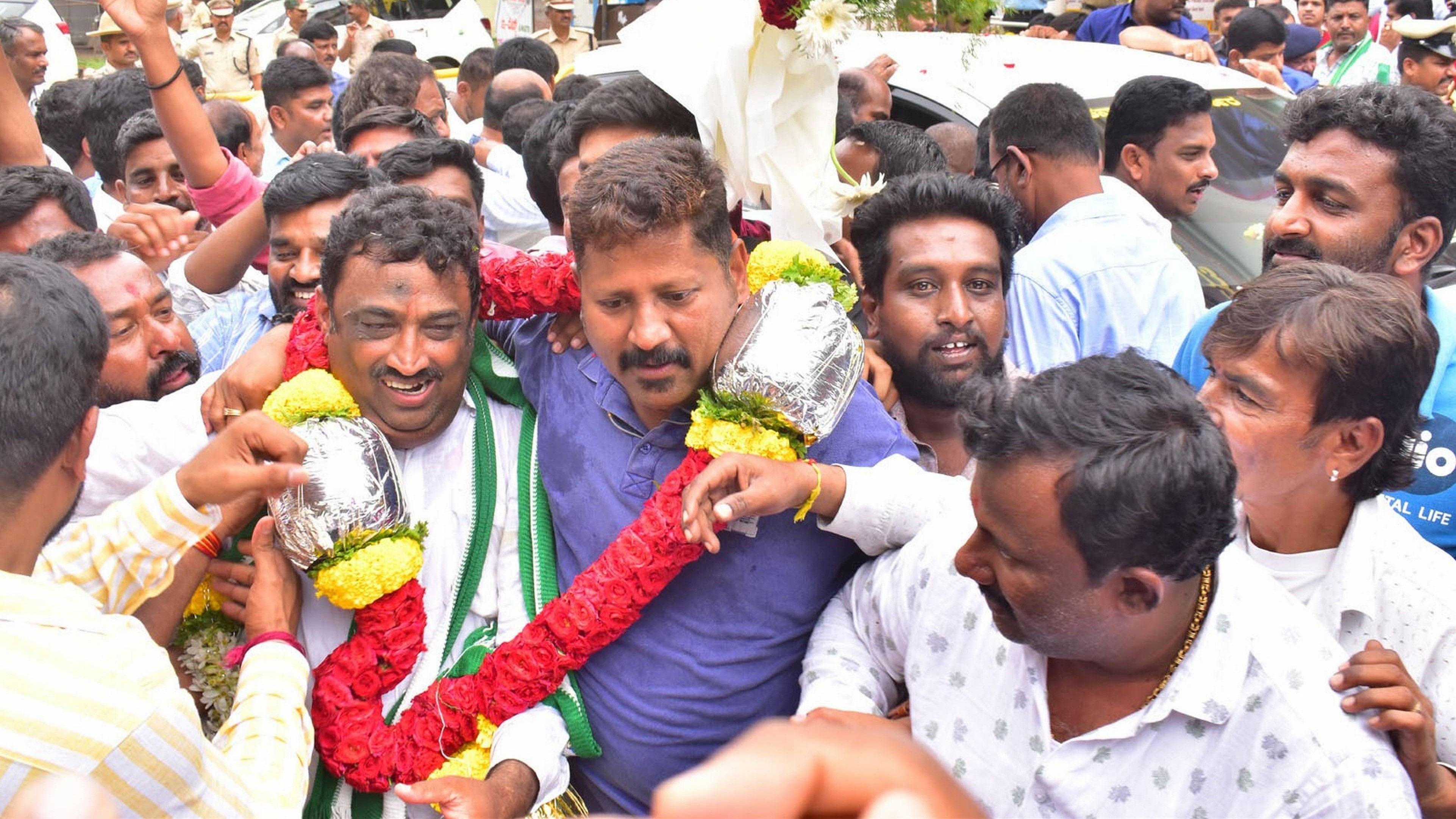 <div class="paragraphs"><p>M V Prakash (Nagesh) of JD(S) and M P Arun Kumar of BJP was greeted by party workers after election as president and vice-president respectively of Mandya City Municipal Council, on Wednesday. </p></div>