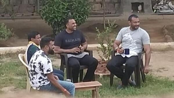 <div class="paragraphs"><p>Darshan Thoogudeepa (on the right), rowdy Wilson Garden Naga (next to Darshan), and the actor's manager Nagaraj (on the extreme left).</p></div>