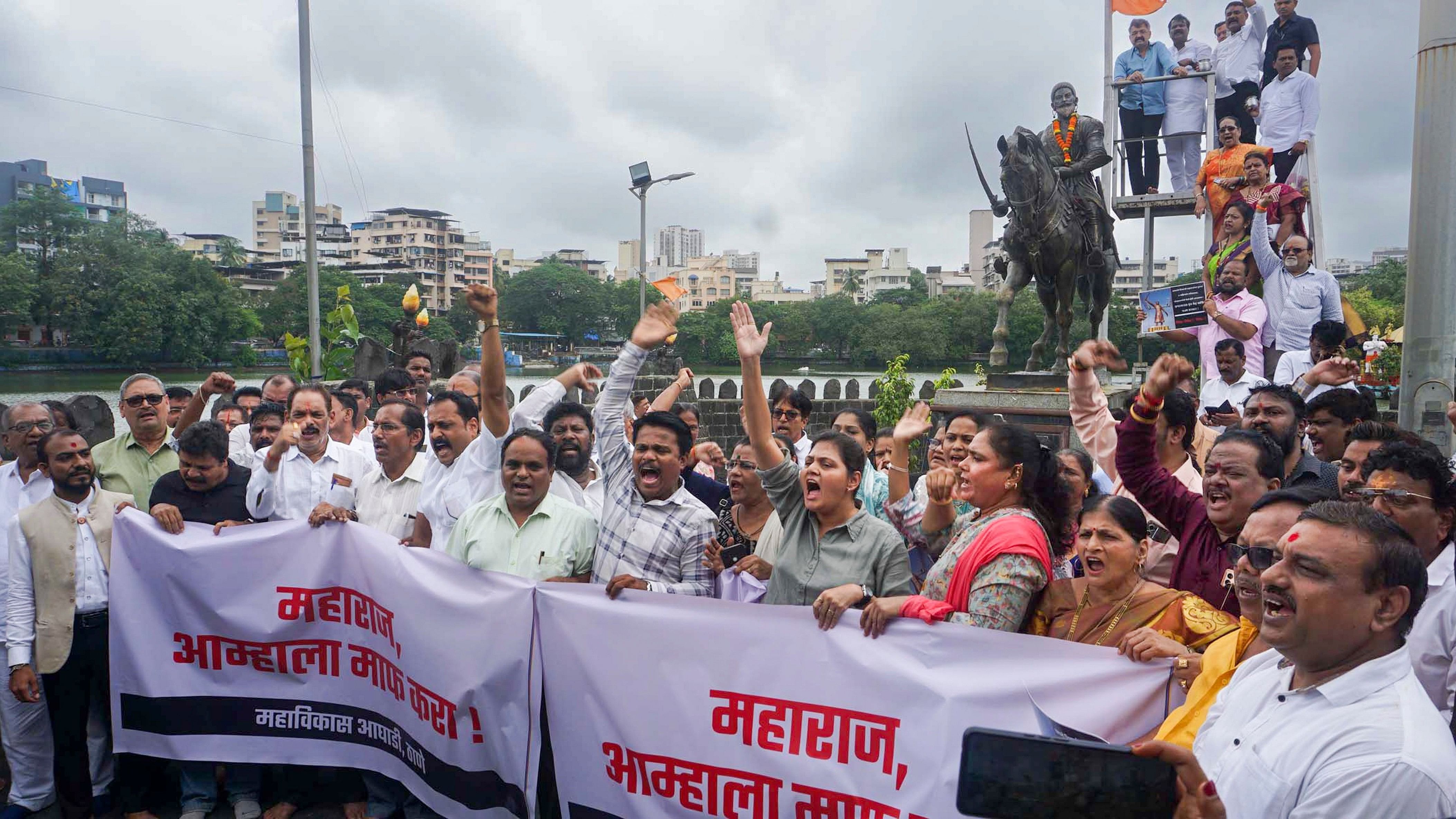 <div class="paragraphs"><p>Members of Maha Vikas Agadhi (MVA) protest against the collapse of Malvan's Shivaji Maharaj statue, in Thane.</p></div>