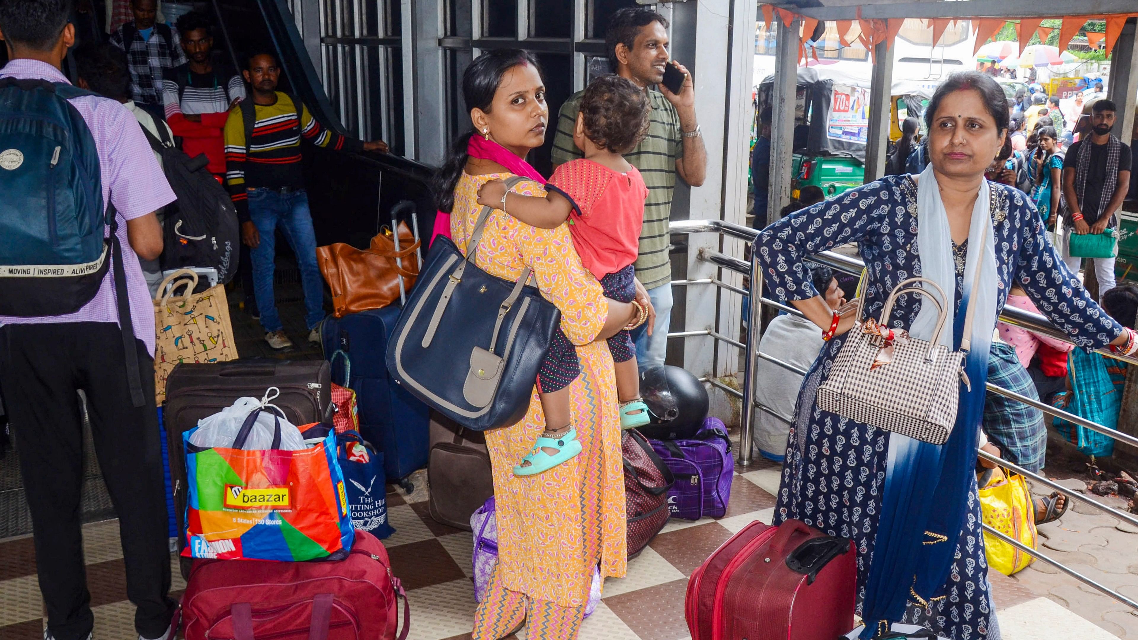 <div class="paragraphs"><p>Passengers wait for the private taxis during a strike by e-rickshaws and autorickshaws over route permit issues, in&nbsp; Ranchi.</p></div>