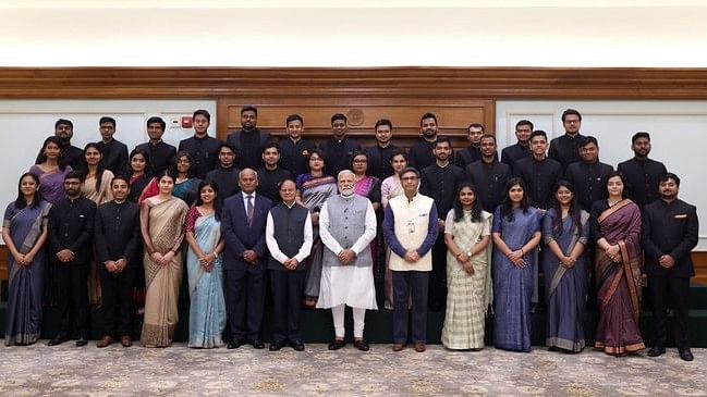 <div class="paragraphs"><p>PM Modi posing with officer trainees of the 2023 batch of the Indian Foreign Service.</p></div>