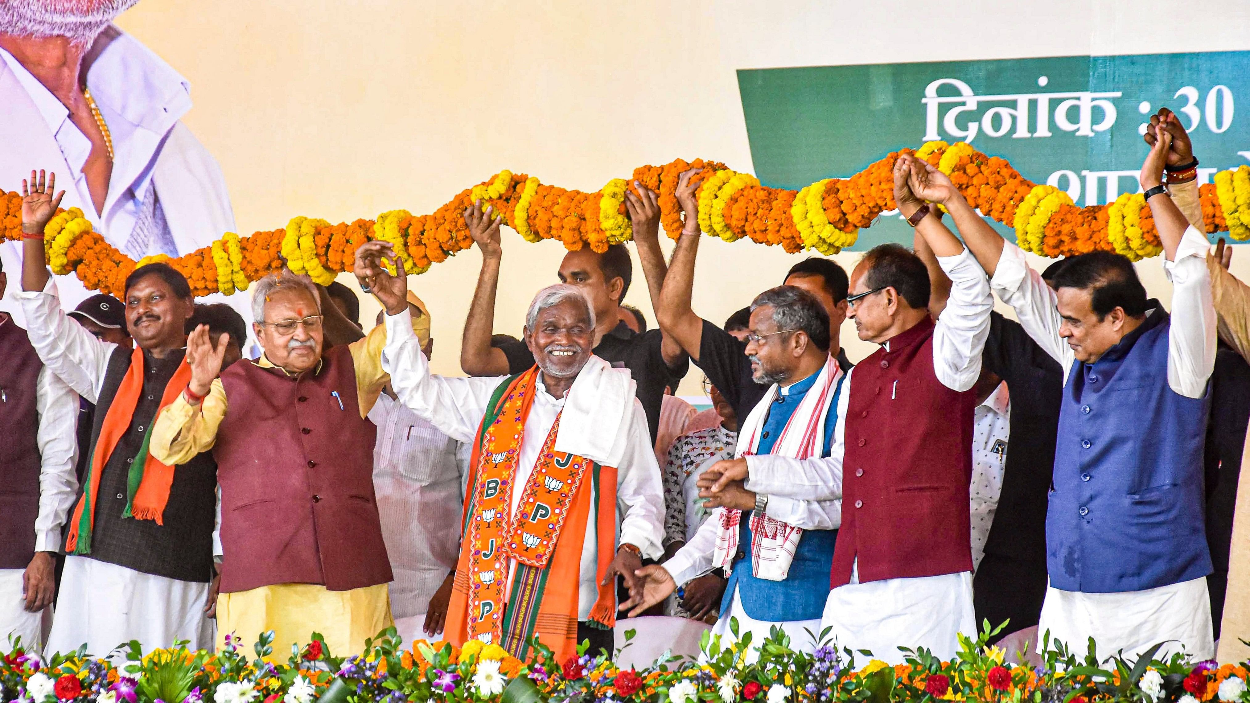 <div class="paragraphs"><p>Former Jharkhand chief minister Champai Soren with Union Minister Shivraj Singh Chouhan, Assam Chief Minister Himanta Biswa Sarma, Jharkhand BJP President Babulal Marandi, party leader Arjun Munda and others as Soren joined BJP during a ceremony, in Ranchi, Friday, Aug. 30, 2024. </p></div>