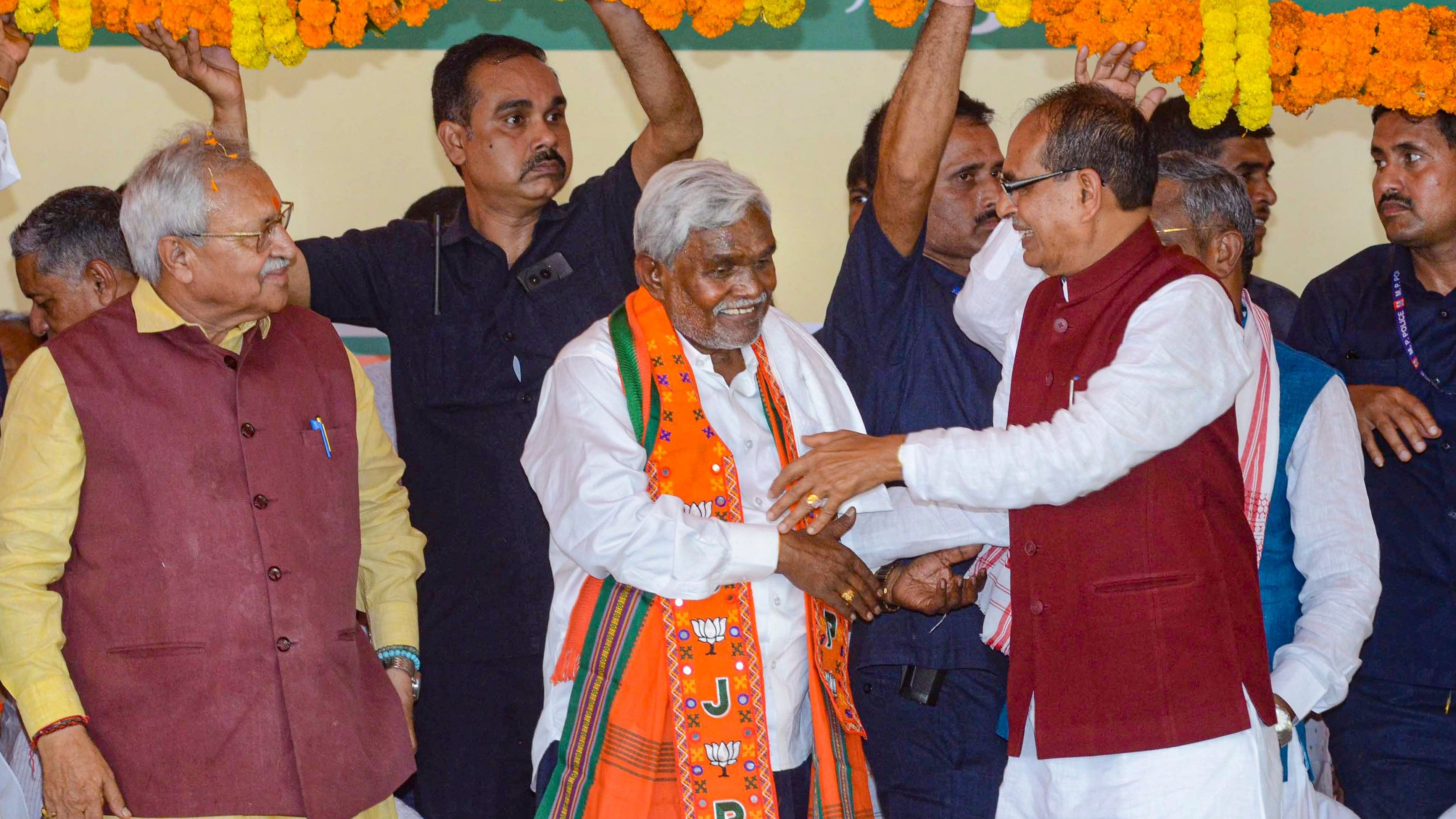 <div class="paragraphs"><p>Former Jharkhand chief minister Champai Soren being felicitated by Union Minister Shivraj Singh Chouhan, Jharkhand BJP President Babulal Marandi and others as Soren joined BJP during a ceremony, in Ranchi, Friday, Aug. 30, 2024. </p></div>