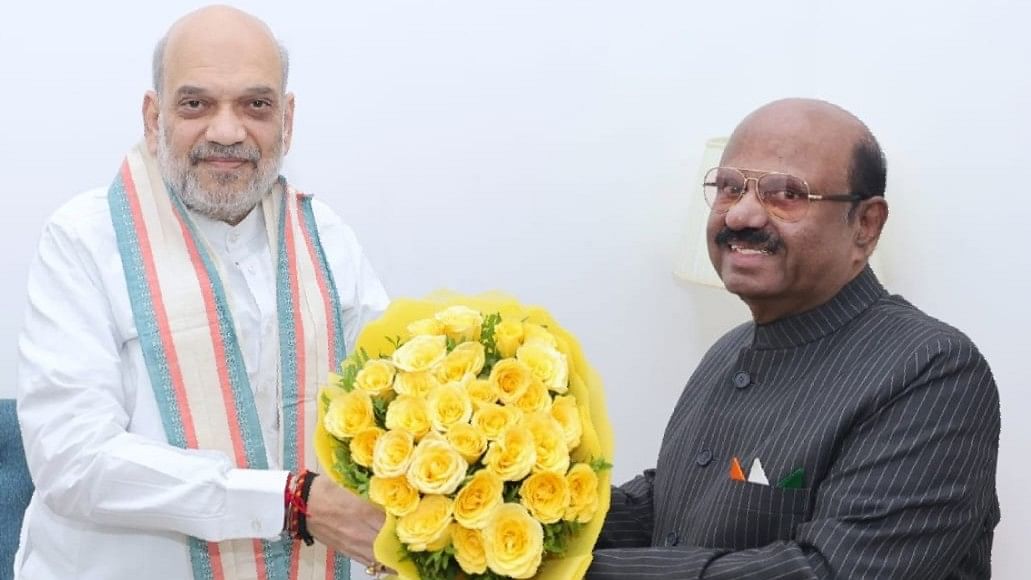 <div class="paragraphs"><p>Bengal Governor CV Ananda Bose(L) met Union Home Minister Amit Shah.</p></div>