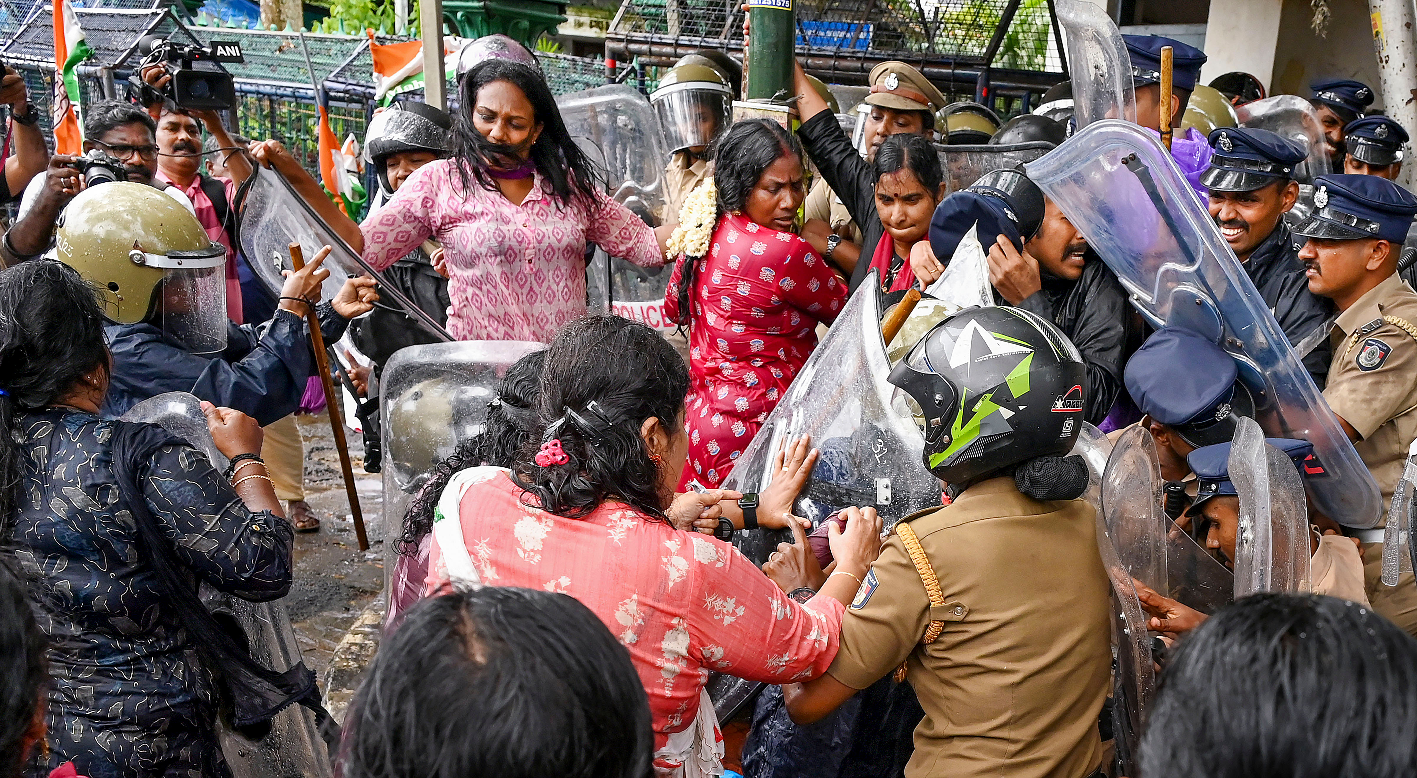 <div class="paragraphs"><p>Mahila Congress workers scuffle with police personnel during a protest against actors Mukesh and Siddique, accused of sexual assault, in Thiruvananthapuram, Friday, Aug. 30, 2024. </p></div>