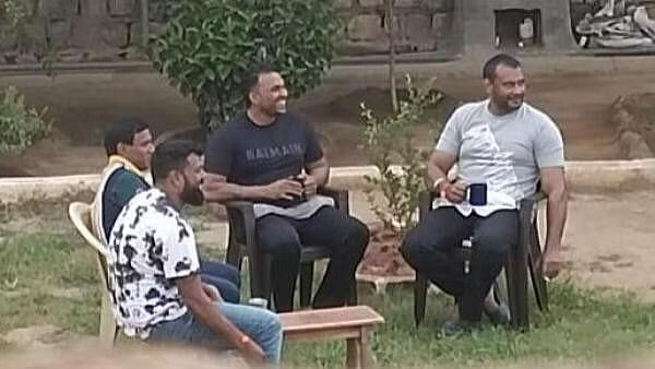 <div class="paragraphs"><p>Darshan Thoogudeepa (on the right), rowdy Wilson Garden Naga (next to Darshan), and the actor's manager Nagaraj (on the extreme left).<br></p></div>