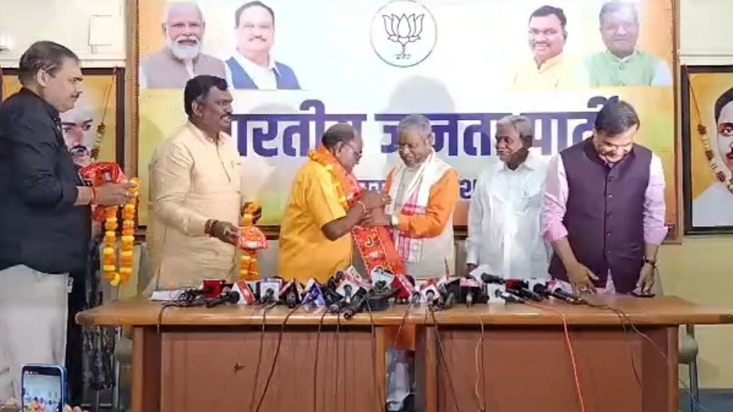 <div class="paragraphs"><p>Ex-JMM legislator Lobin Hembrom being felicitated after joining BJP on August 31, 2024.</p></div>