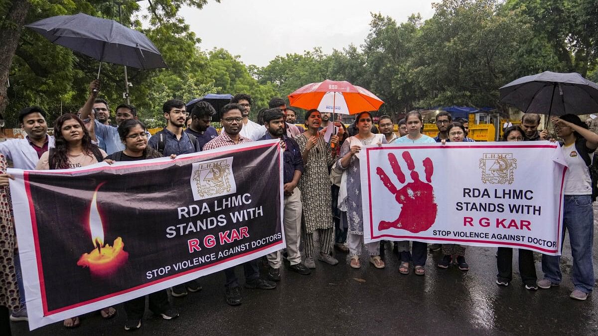 <div class="paragraphs"><p>Doctors stage a protest against the alleged sexual assault and murder of a trainee doctor in Kolkata, at Jantar Mantar in New Delhi.</p></div>