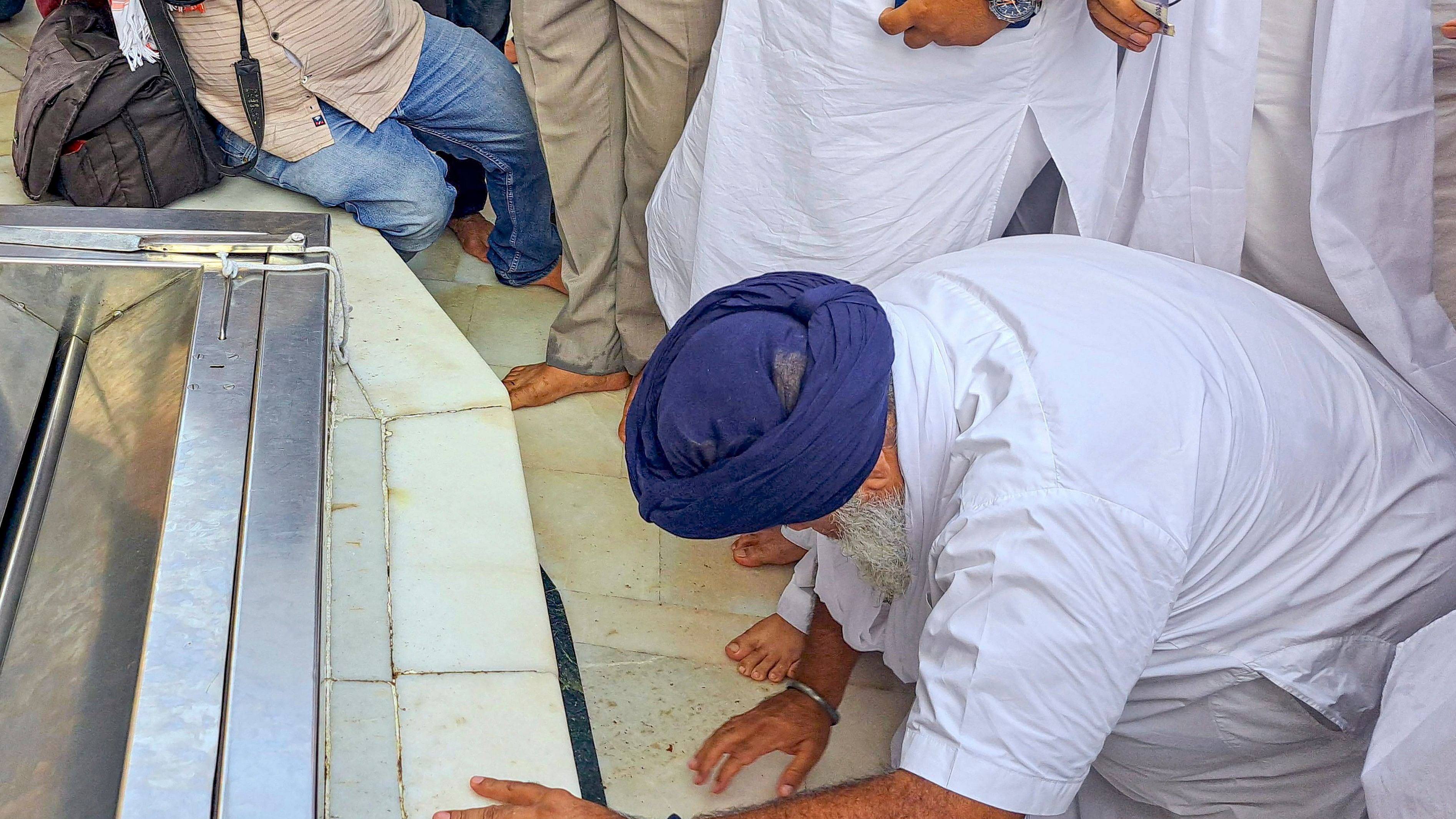 <div class="paragraphs"><p> Shiromani Akali Dal President Sukhbir Singh Badal offers prayers at the Golden Temple, in Amritsar.</p></div>