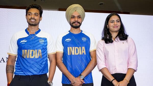 <div class="paragraphs"><p>Paris Olympics bronze medalist shooters Swapnil Kusale, Sarabjot Singh and Manu Bhaker during a felicitation ceremony of the Indian Olympic shooting team medalists and participants at the Paris Olympics 2024 by the National Rifle Association of India, in New Delhi, Friday.</p></div>