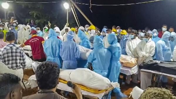 <div class="paragraphs"><p>Mass cremation of the unidentified people who lost their lives in the recent Kerala landslides at the Pithumala burial ground, in Wayanad, Monday, Aug 5, 2024.</p></div>