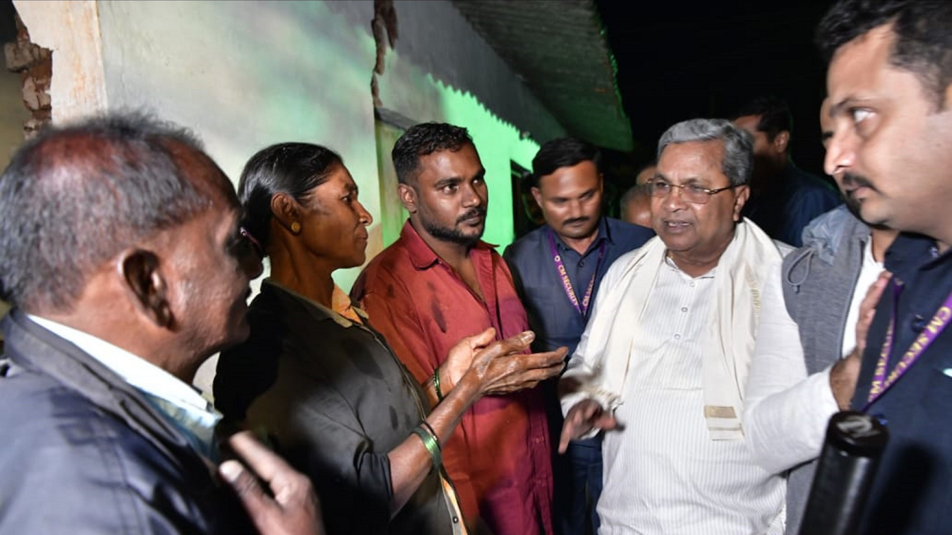 <div class="paragraphs"><p>CM Siddaramaiah speaks to the people who suffered losses during rains, in Madapattana. </p></div>