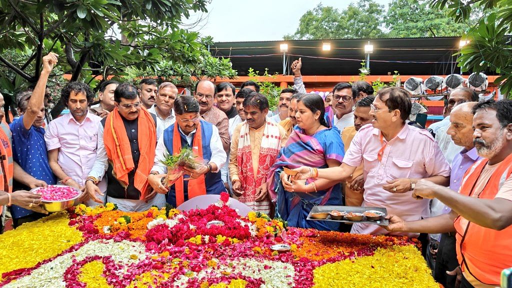 <div class="paragraphs"><p>MP minister&nbsp;Kailash Vijayvargiya and Kishore Kumar fans in Khandwa, August 4, 2024.</p></div>