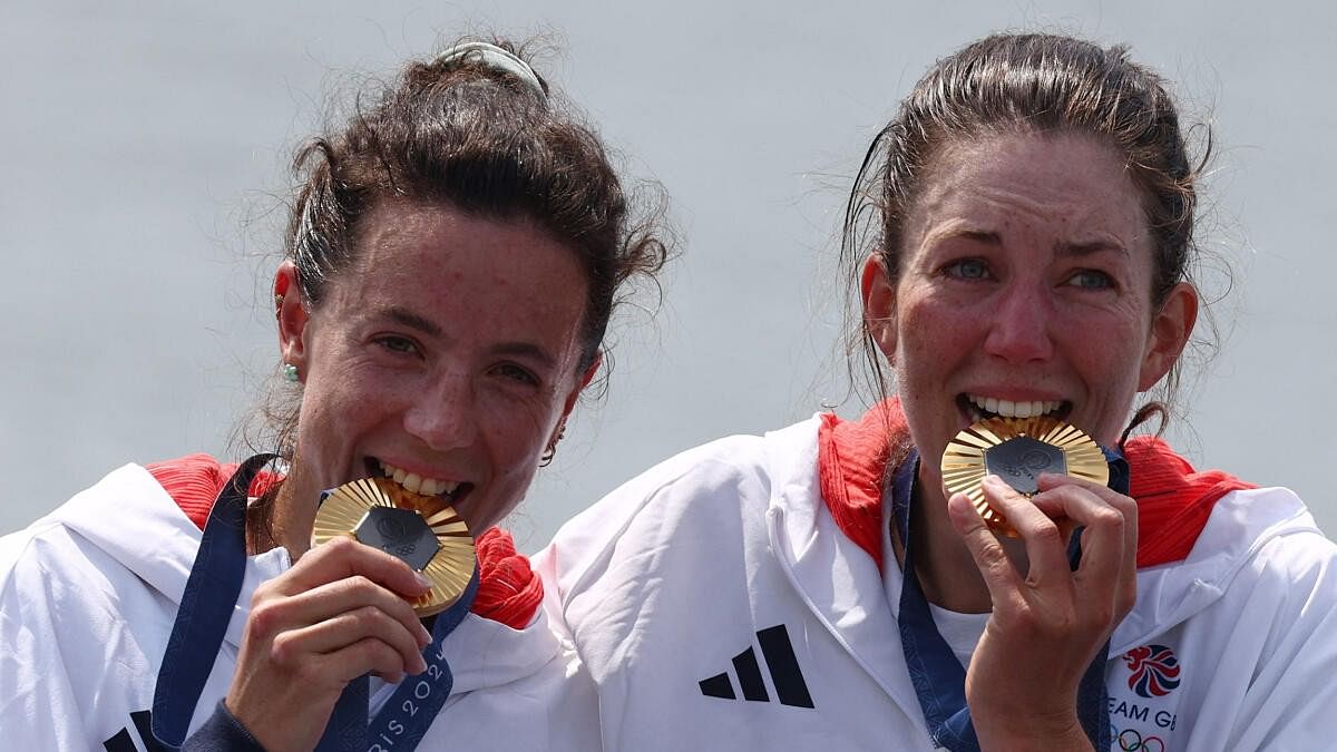 <div class="paragraphs"><p>Gold medalists Emily Craig of Britain and Imogen Grant of Britain bite their medals.</p></div>