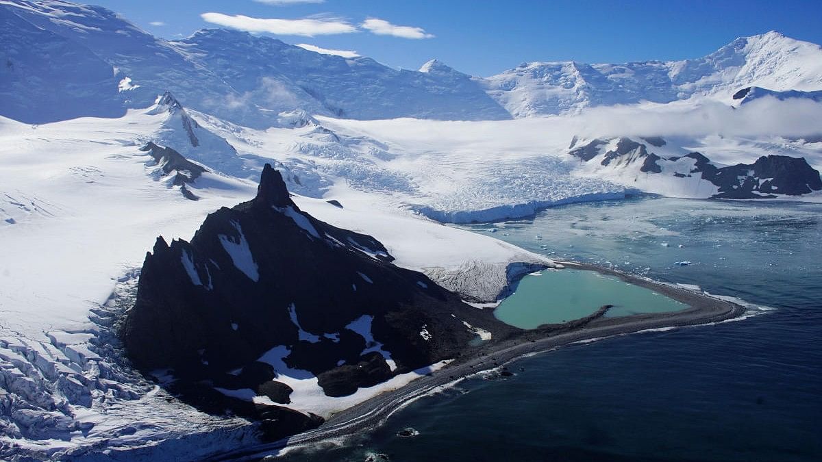 <div class="paragraphs"><p>Representative image of glaciers.</p></div>