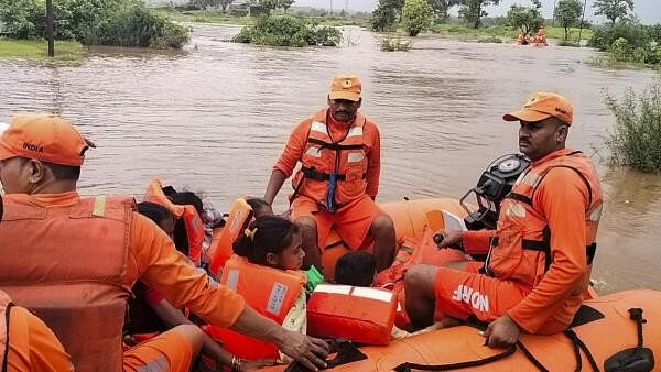 <div class="paragraphs"><p>NDRF carry out a rescue operation amid floods in Maharashtra</p></div>