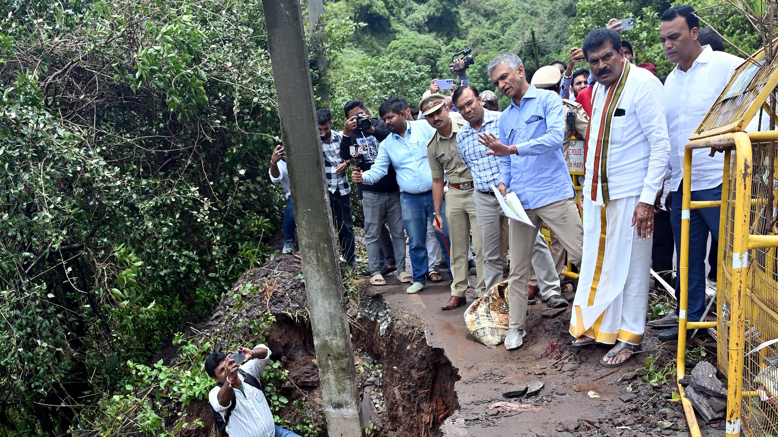 <div class="paragraphs"><p>Revenue Minister Krishna Byre Gowda inspects the collapsed Kavikal Gandi road in Chikkamagaluru.</p></div>