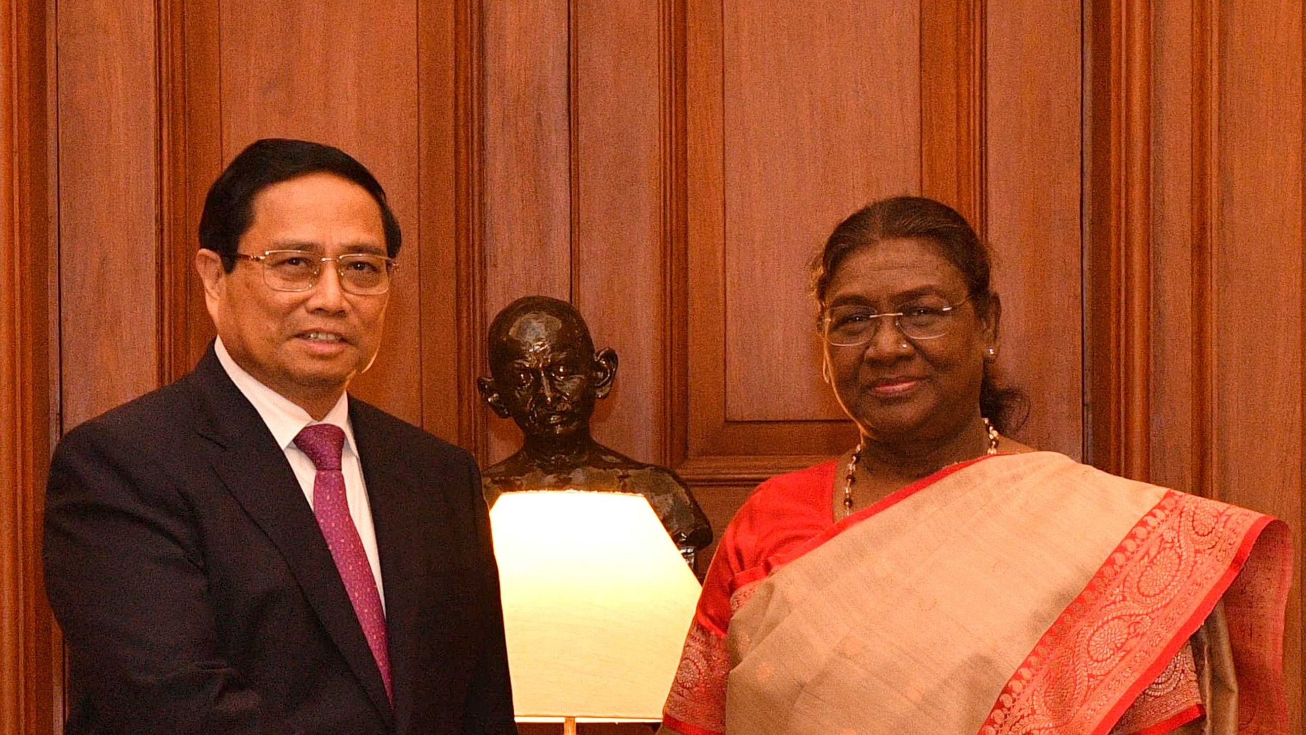 <div class="paragraphs"><p>Vietnamese Prime Minister Pham Minh Chinh on Thursday called on President Droupadi Murmu at the Rashtrapati Bhavan here and discussed various issues concerning the two nations.</p></div>