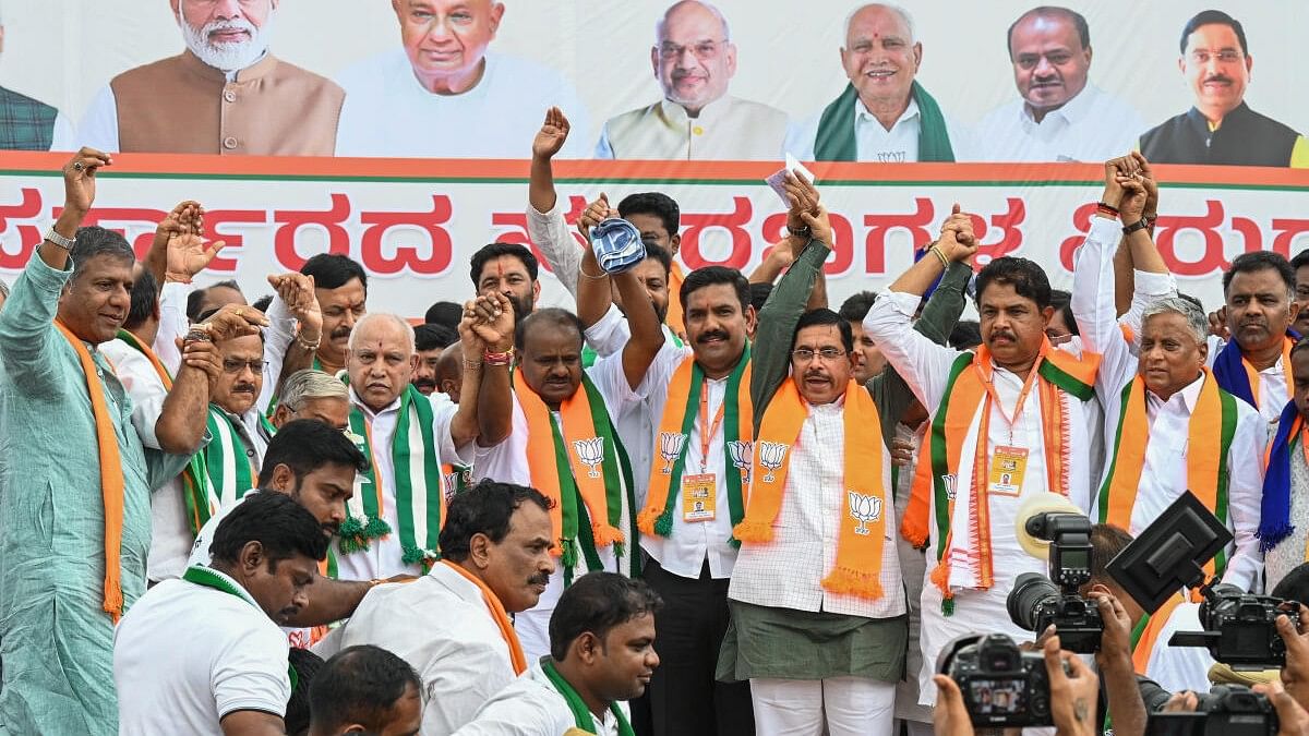 <div class="paragraphs"><p>Top BJP and JD(S) leaders Radha Mohan Das Agarwal, B S Yediyurappa, H D Kumaraswamy, B Y Vijayendra, Pralhad Joshi, R Ashoka, V Somanna and others&nbsp; during the Mysuru Chalo padyatra.</p></div>