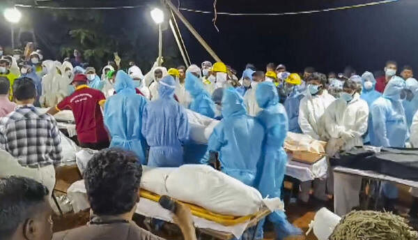 <div class="paragraphs"><p>Mass cremation of the unidentified people who lost their lives in the recent Kerala landslides at the Pithumala burial ground, in Wayanad, Monday, Aug. 5, 2024.</p></div>