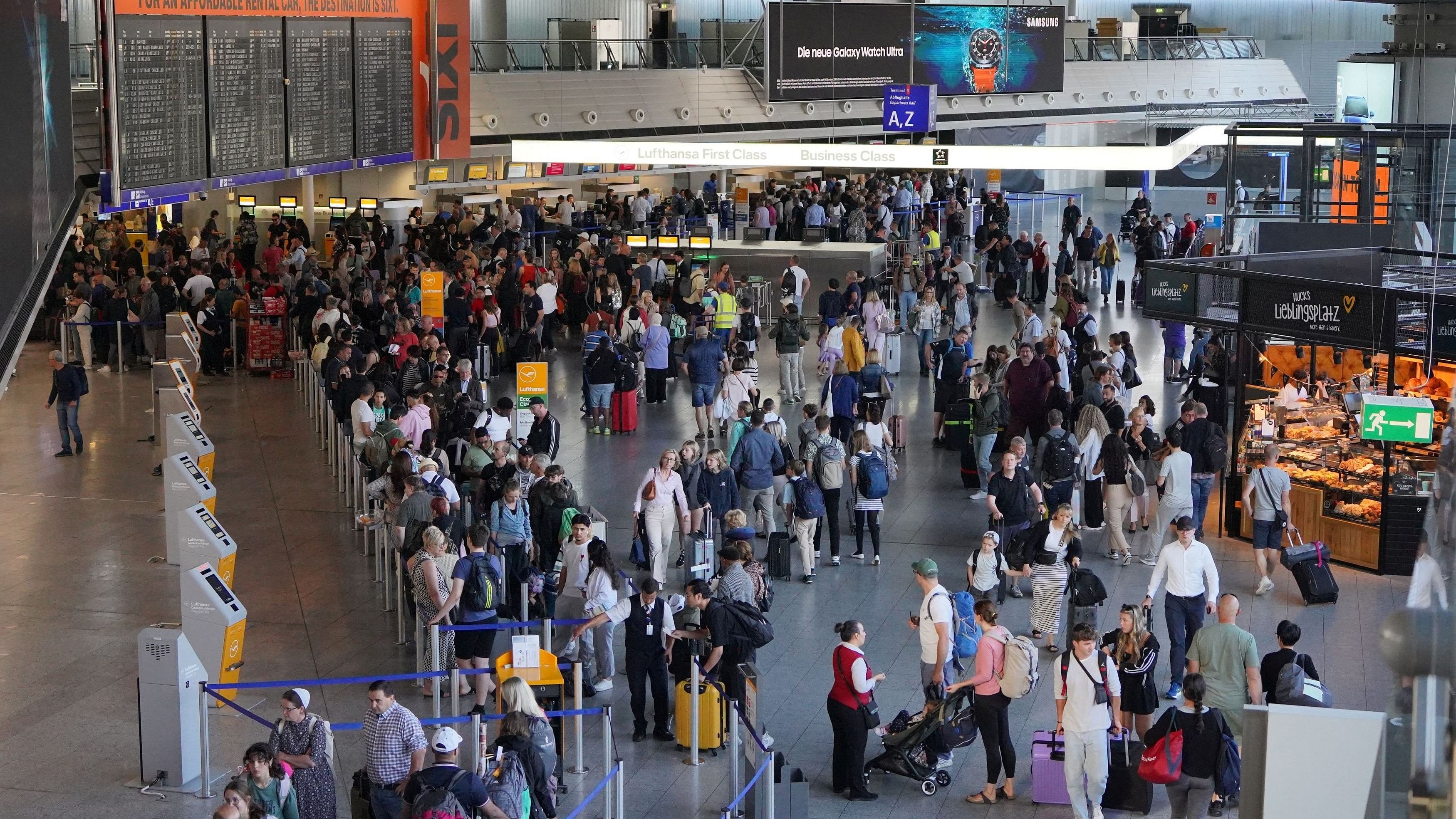 <div class="paragraphs"><p>Parts of the airport's Terminal One have had no electricity from around 2100 GMT, or 2300 local time, because of a technical defect.</p></div>