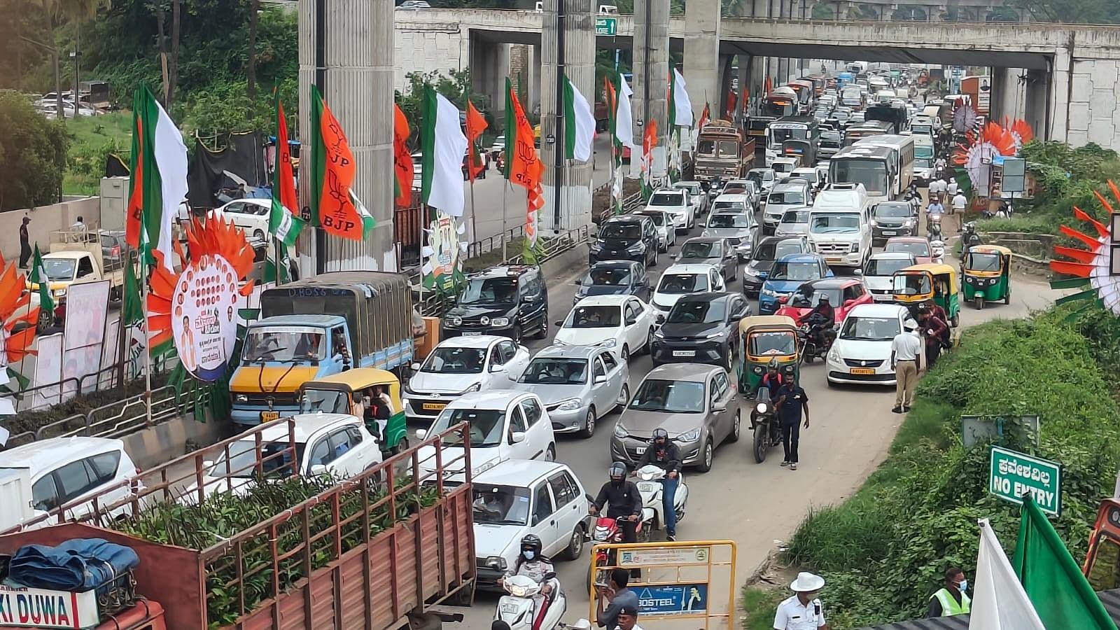 <div class="paragraphs"><p>Heavy traffic seen at Mysuru road due to BJP organised Mysuru chelo Padayatra. </p></div>