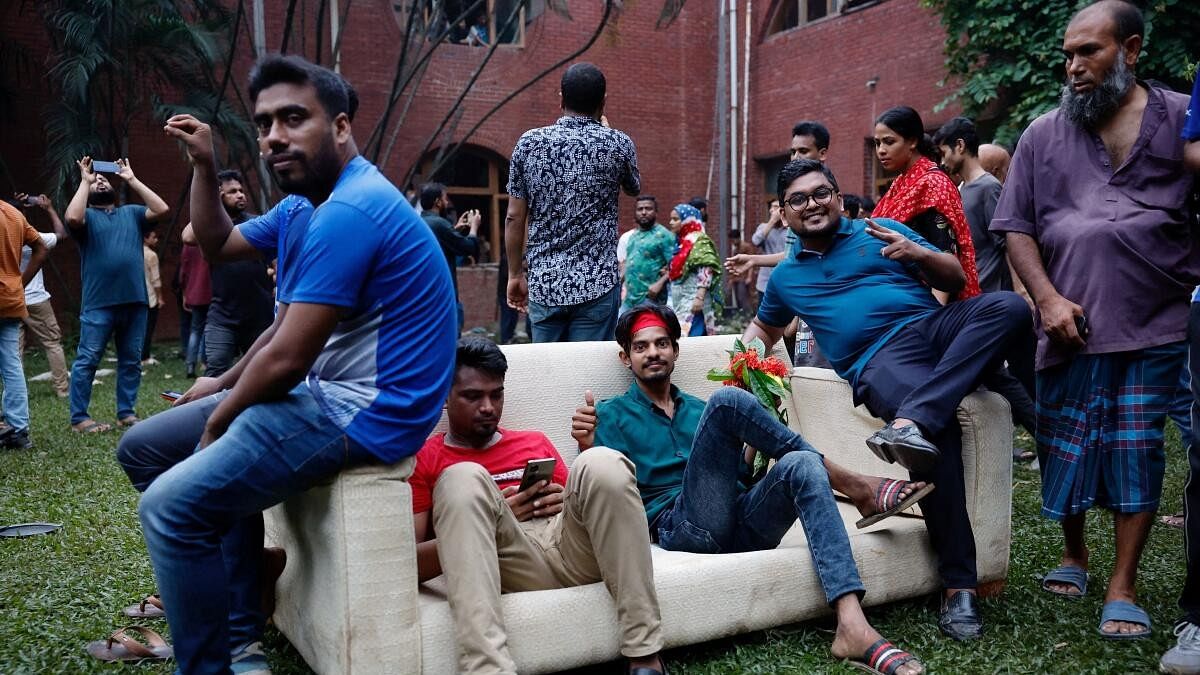 <div class="paragraphs"><p>People enter the Ganabhaban, the Prime Minister's residence, in Dhaka</p></div>