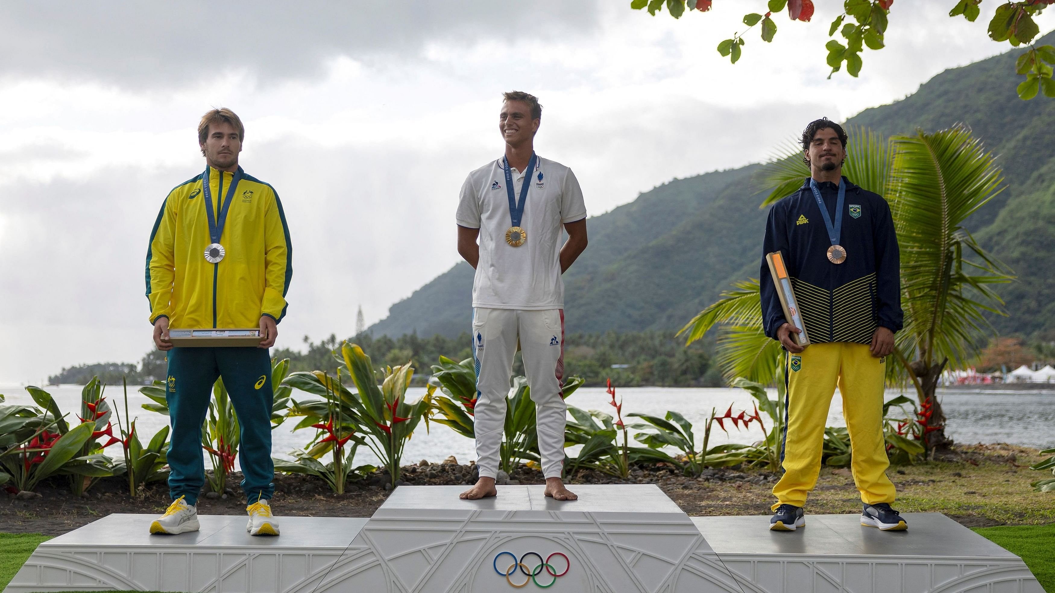 <div class="paragraphs"><p>Silver medallist Jack Robinson of Australia, gold medallist Kauli Vaast of France and bronze medallist Gabriel Medina of Brazil pose with their medals during the ceremony. </p></div>