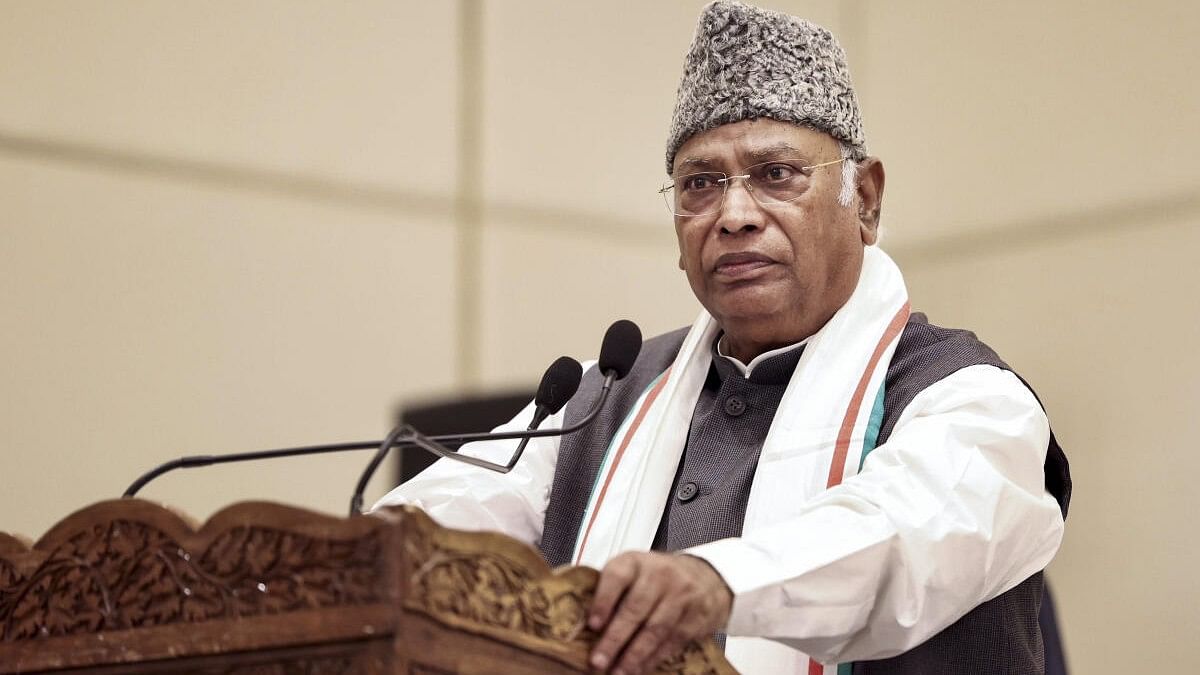 <div class="paragraphs"><p>Congress President Mallikarjun Kharge speaks during the party workers' meeting, in Srinagar, Thursday, Aug. 22, 2024.</p></div>