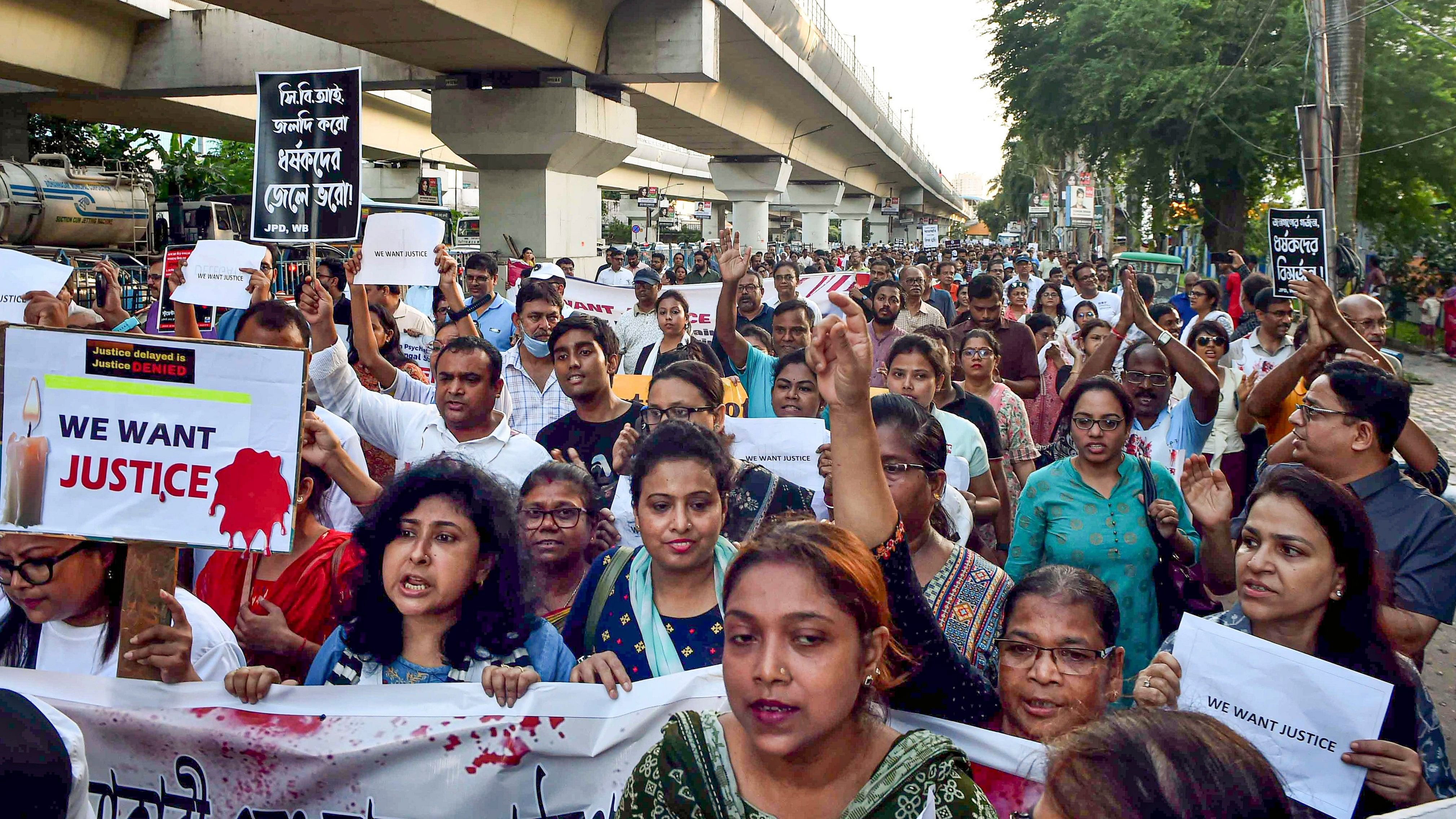 <div class="paragraphs"><p> Members of West Bengal Medical Council, doctors and others during their protest march against the alleged rape and murder of a trainee woman doctor at RG Kar Medical College and Hospital, in Kolkata.</p></div>