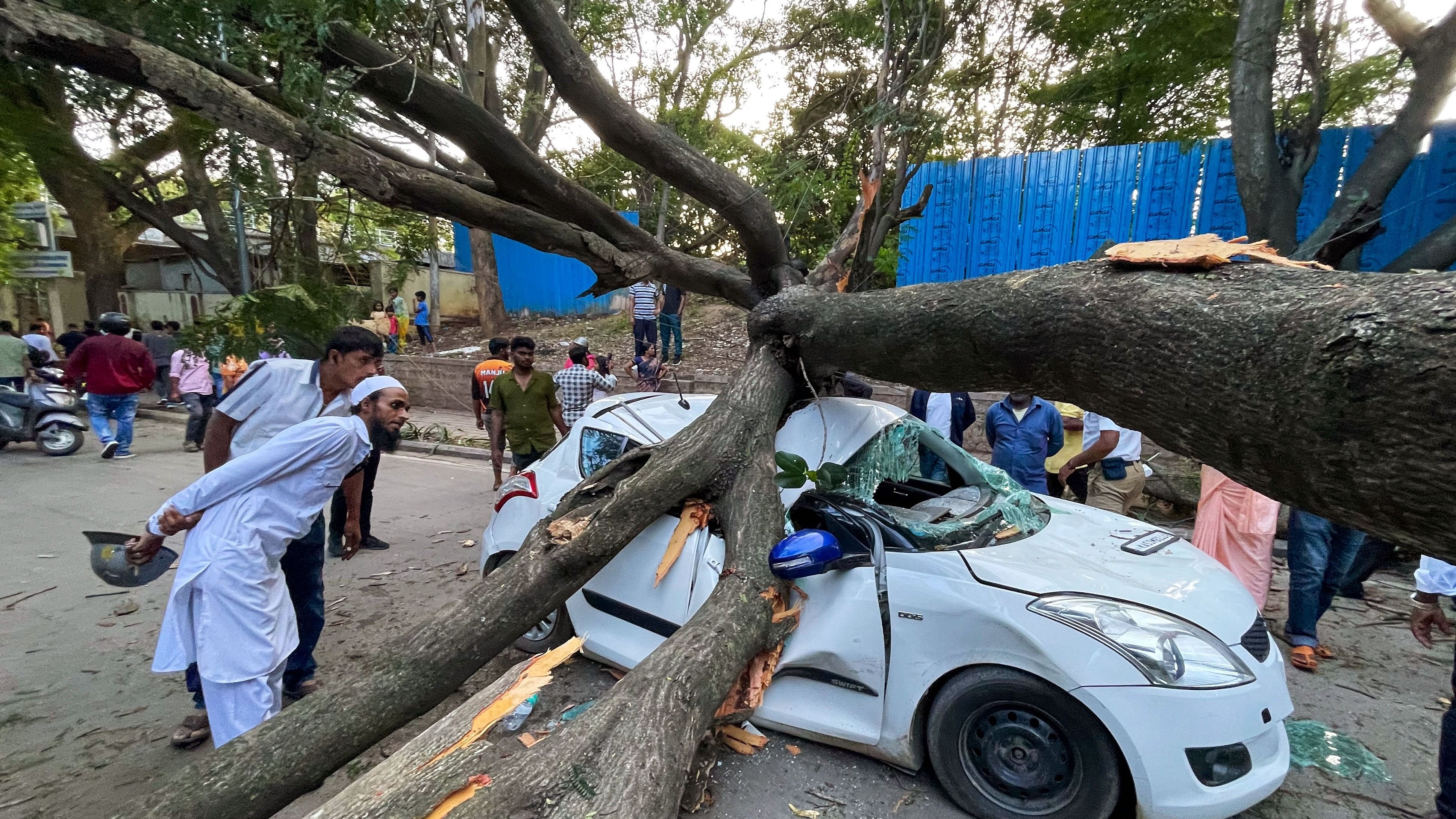 The incident unfolded just 50 metres from the Anil Kumble Circle around 5.30 pm on Sunday. DH PHOTO/PUSHKAR V