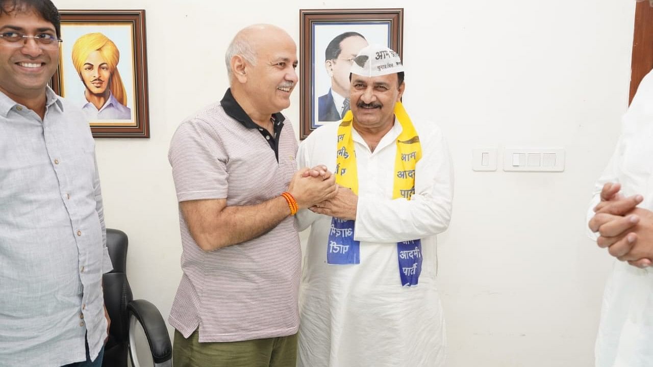 <div class="paragraphs"><p>AAP's Ram Chander with Manish Sisodia</p></div>