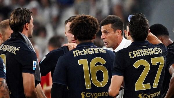 <div class="paragraphs"><p> Juventus coach Thiago Motta talks to the players.</p></div>