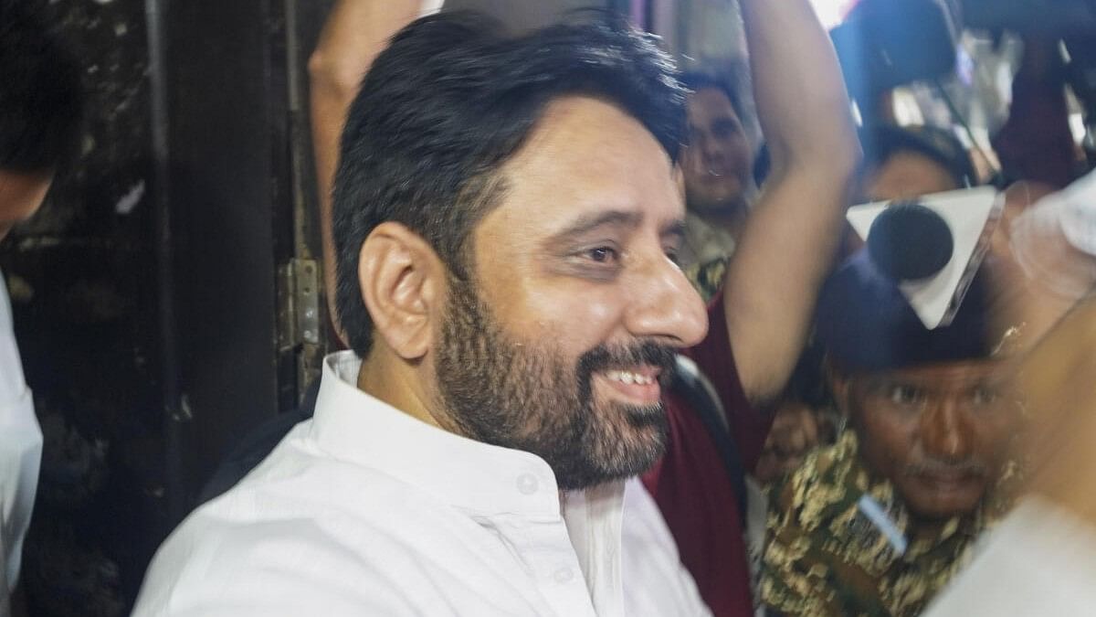 <div class="paragraphs"><p> Aam Aadmi Party (AAP) MLA Amanatullah Khan after being arrested by the Enforcement Directorate in connection with alleged irregularities in appointments to the Delhi Waqf Board, at his residence, in New Delhi, Monday, September 2, 2024. </p></div>