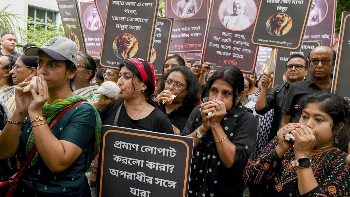 <div class="paragraphs"><p>People&nbsp;wear black dresses, blow conches during a protest rally demanding justice for the victim of R G Kar Medical College and Hospital incident, in Kolkata, West Bengal.</p></div>